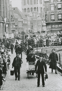 875596 Afbeelding van enkele figuren uit de groep 'Verdwenen Utrechtsche Typen', deelnemers aan de feestelijke optocht, ...